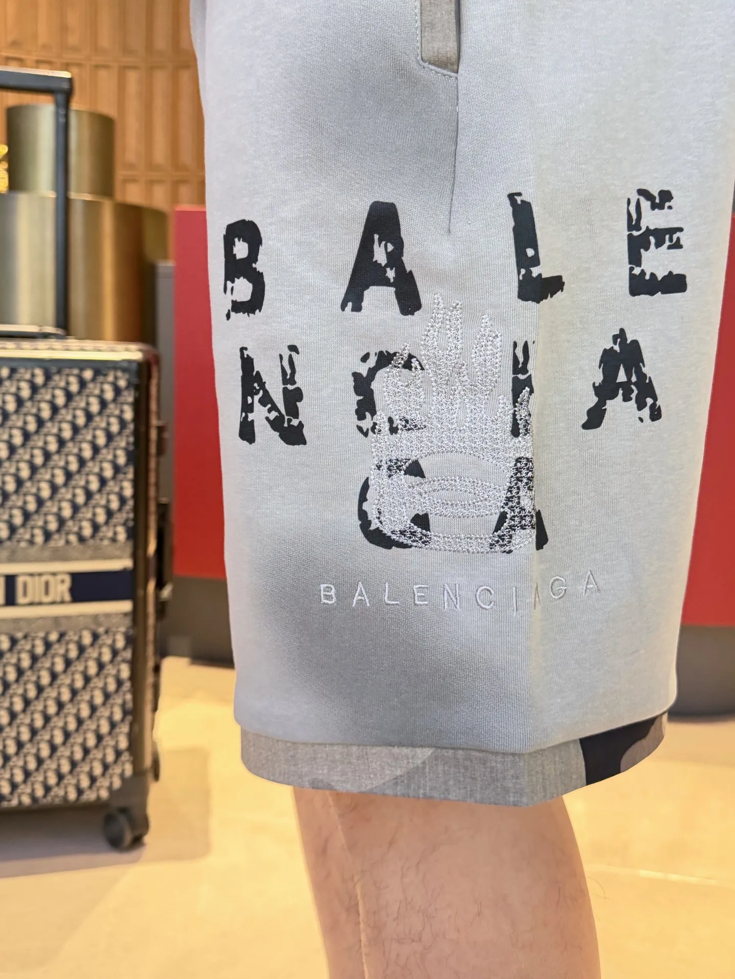 Balenciaga's three-standard complete 2026 summer New Arrival men's casual shorts, advanced custom-made Breathable fabric, Breathable fabric, extremely stretchy and comfortable, impeccable details, top-grade accessories, original logo design concept, delicate and soft feel! The upper body fit is awesome! Size: M-XXXL Please state your height and weight when ordering